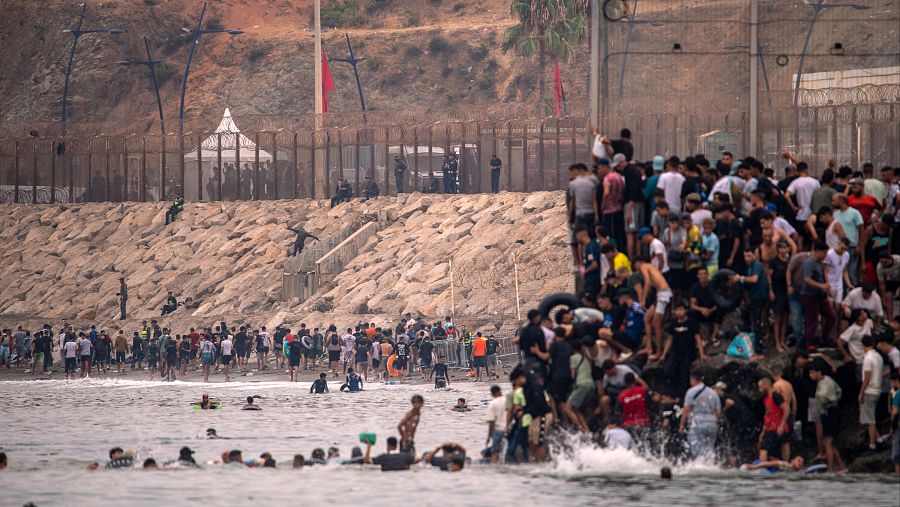 Inmigrantes vuelven a Marruecos desde Ceuta a través del espigón