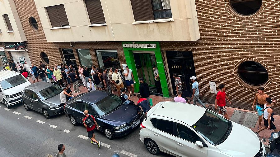Colas para poder entrar en el supermercado, en Ceuta, tras la llegada de miles de inmigrantes a través de la frontera
