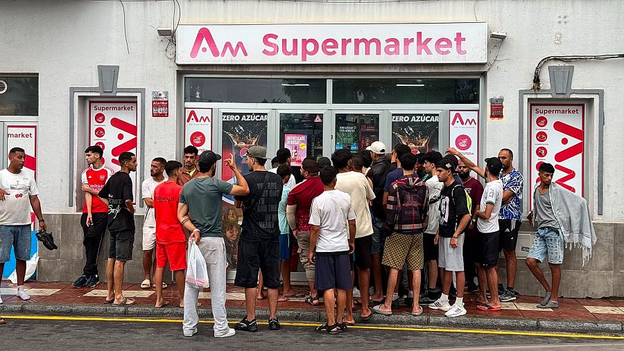 Largas colas de migrantes a la entrada de supermercados en Ceuta