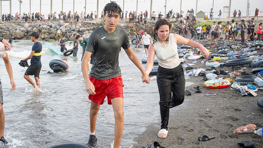Una pareja de jóvenes llega a la playa de Ceuta nadando desde Marruecos