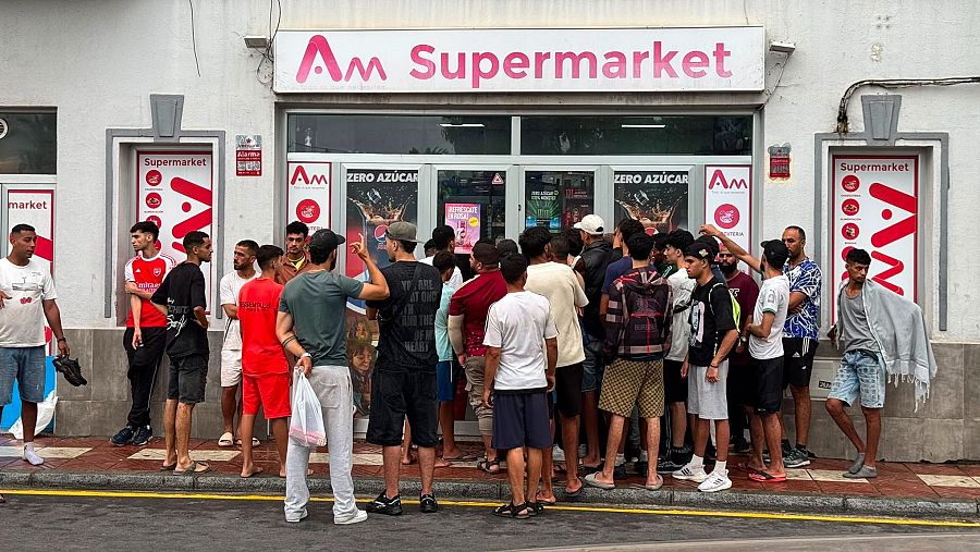 Los inmigrantes esperan largas colas en los supermercados cerrados de Ceuta.