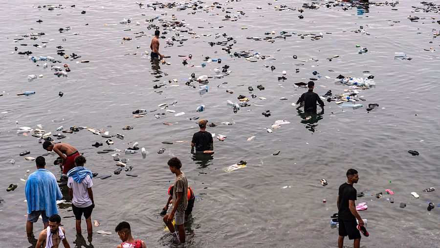 Pertenencias abandonadas por los migrantes flotan en el mar
