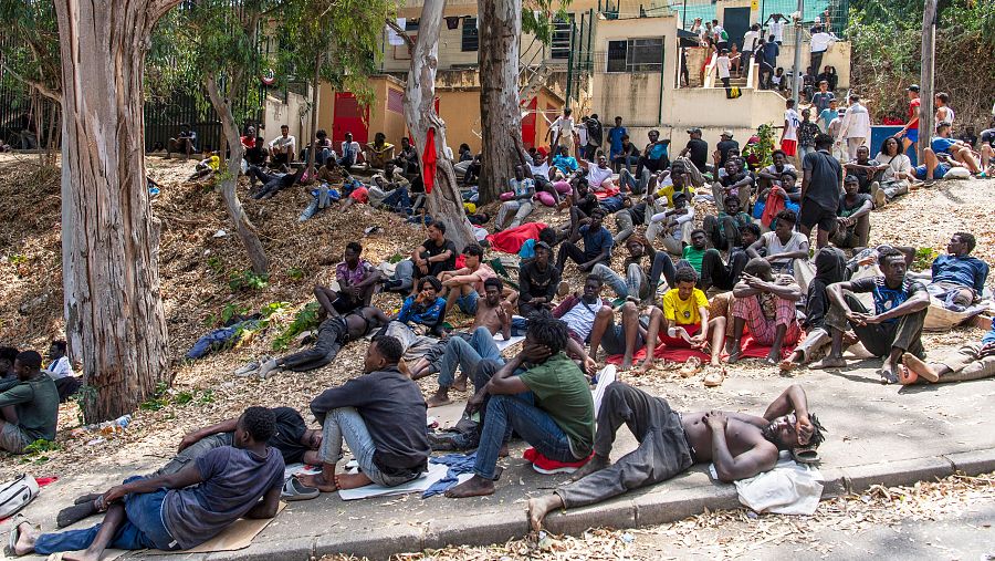 Los migrantes descansan a las puertas del CETI tras cruzar a Ceuta