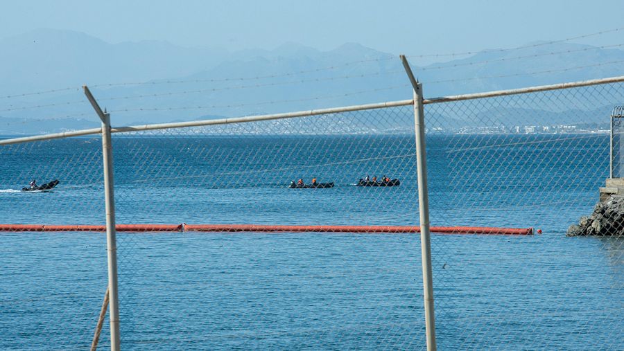 Barreras de contención en el espigón de Ceuta