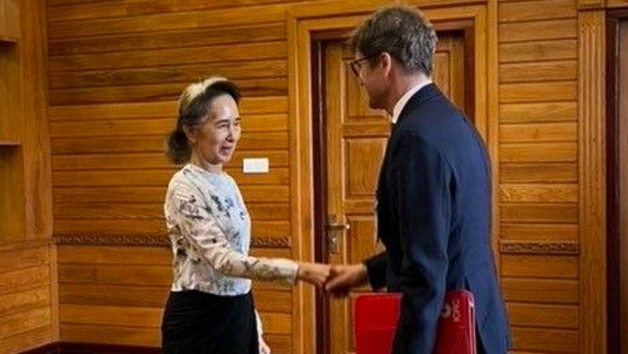 La Premio Nobel de la Paz birmana, Aung San Suu Kyi, se reúne con el jefe de la Cruz Roja por su estado de salud