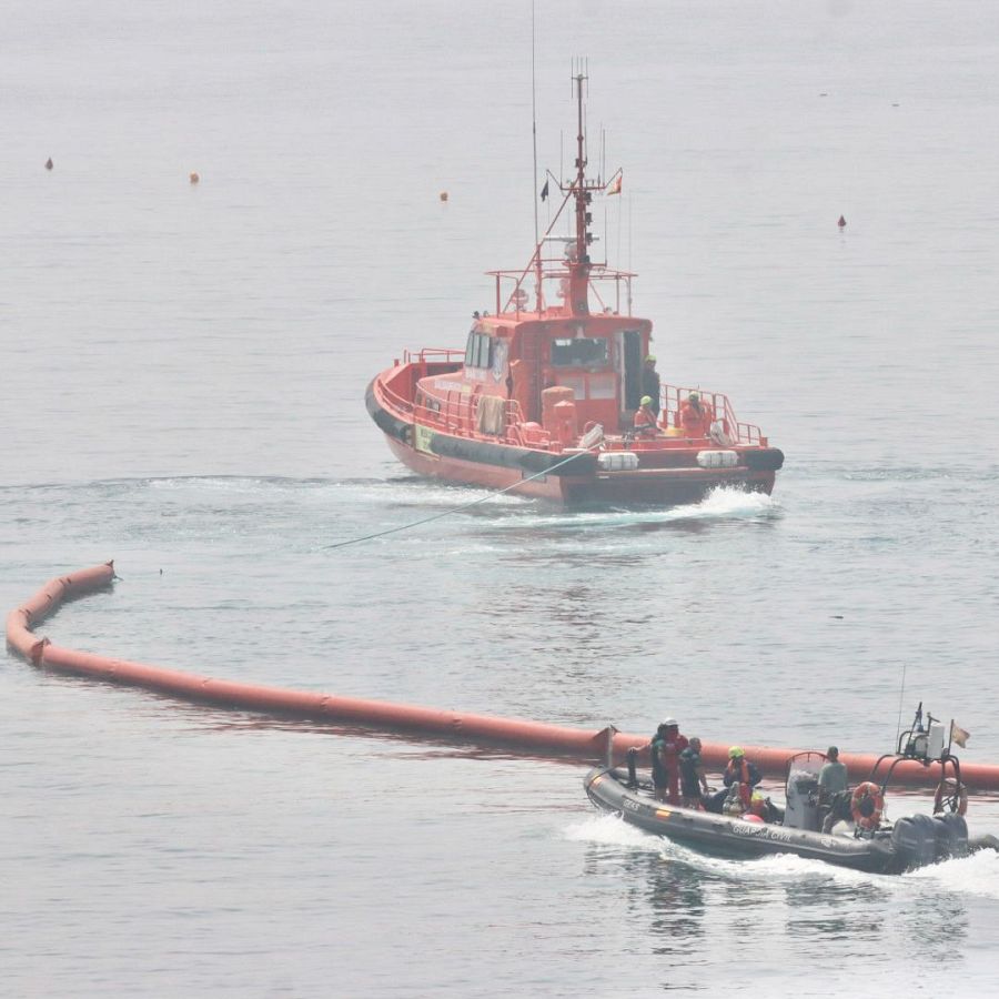 La barrera neumática de la frontera en el espigón de El Tarajal (Ceuta) se extiende 500 metros hacia el interior del mar y se sumerge hasta 1 metro de profundidad.