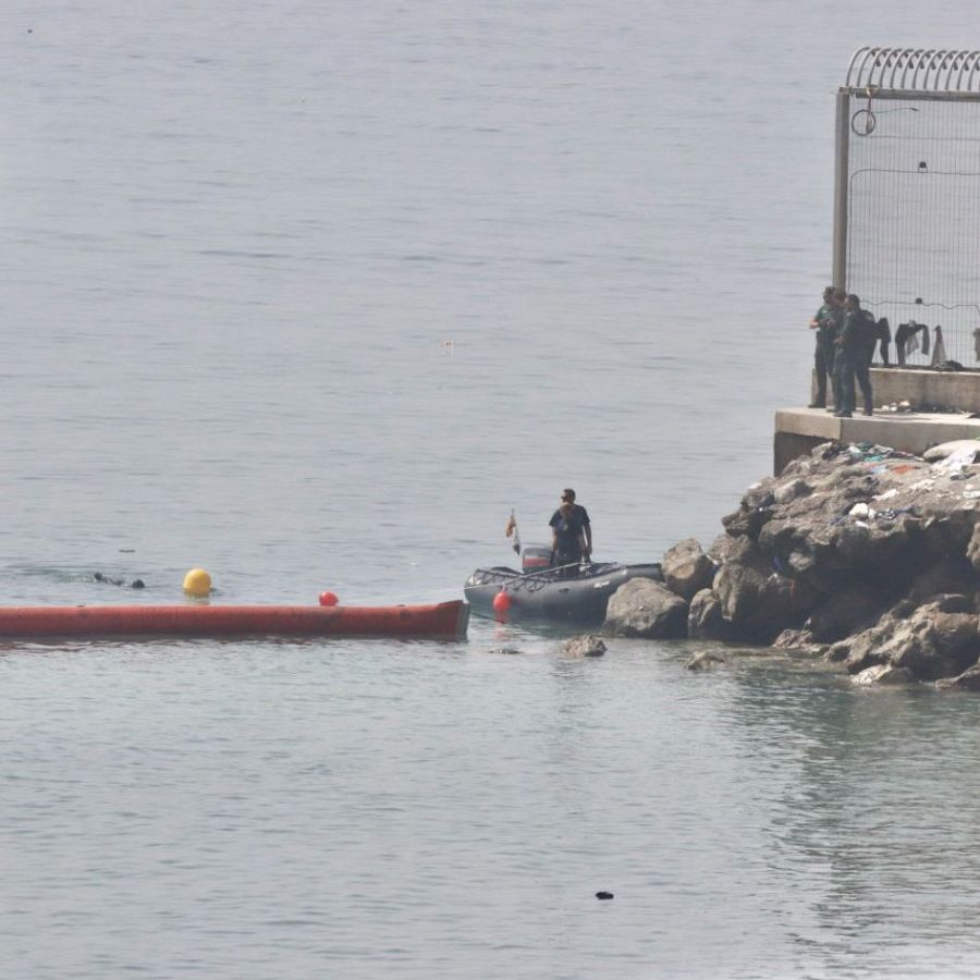 Trabajos de colocación de una barrera neumática en la frontera entre Marruecos y España tras la entrada masiva de migrantes por el espigón de El Tarajal (Ceuta) en julio de 2026.