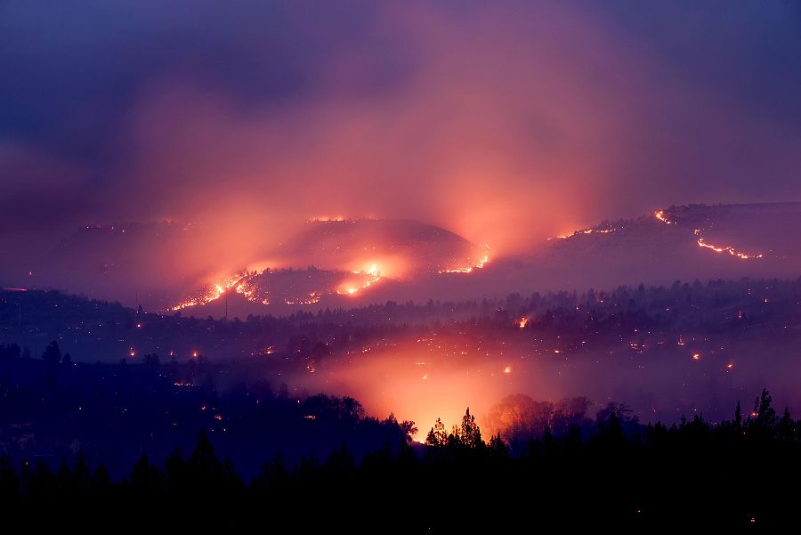 Imagen del incendio de Bench arde sobre el embalse de Pelton en el condado de Jefferson, Oregón