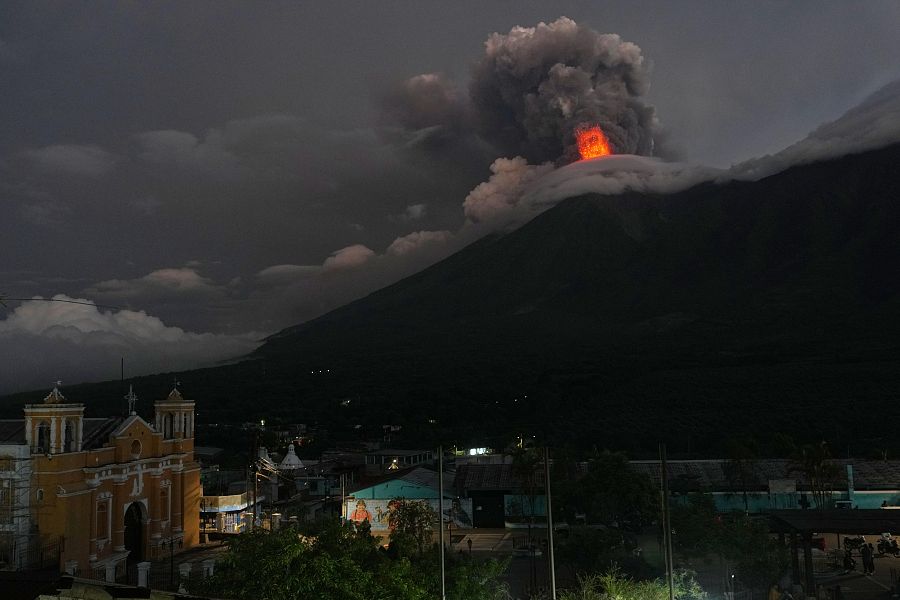 Flujos de lava y nubes de ceniza que emanan del cráter del volcán de Fuego, vistos desde San Juan Alotenango, Guatemala
