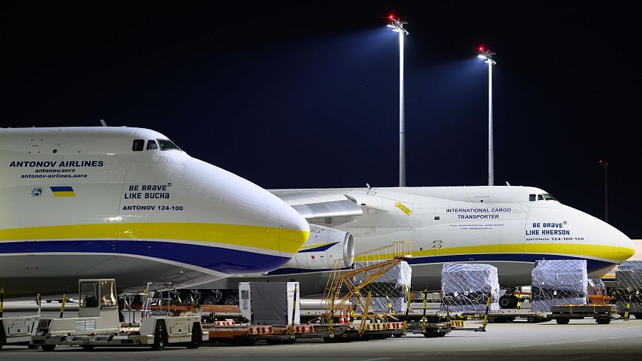 Dos Antonov An-124 en plataforma nocturna, uno con 