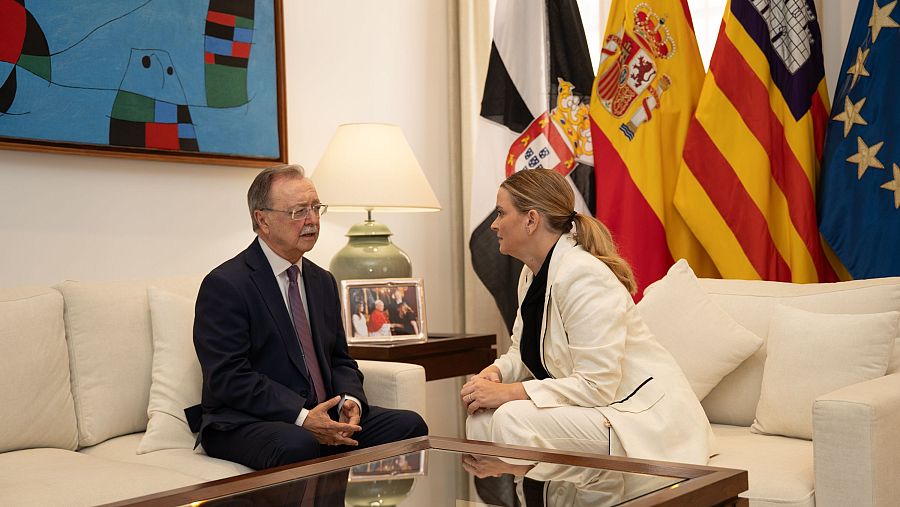 La presidenta del Gobierno de las Islas Baleares, Marga Prohens, y el presidente de Ceuta, Juan Jesús Vivas, durante su reunión de este jueves en en el Consolat de Mar, en Palma.