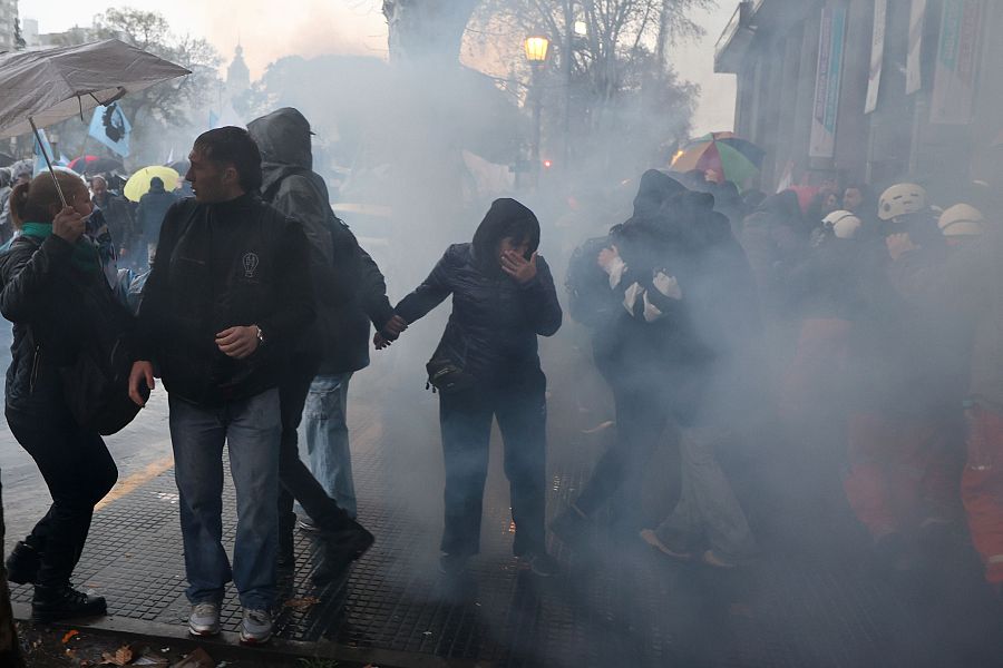 Personas afectadas por el gas lacrimógeno durante la manifestación frente al Congreso