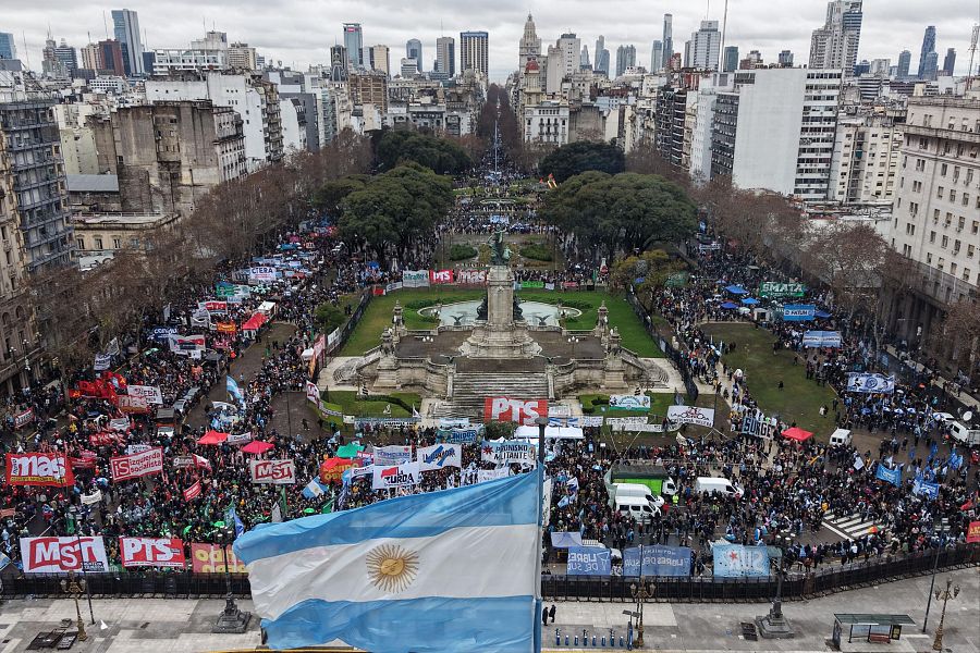 Manifestantes frente al Congreso mientras los senadores debaten el proyecto de ley de inviolabilidad de la propiedad privada, en Buenos Aires