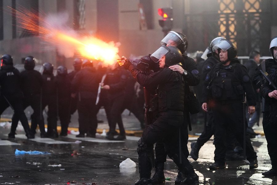 Un policía dispara gases lacrimógenos contra manifestantes frente al Congreso, en Buenos Aires