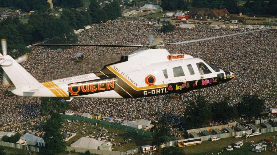 Queen llega a Knebworth Park a bordo de un helicóptero