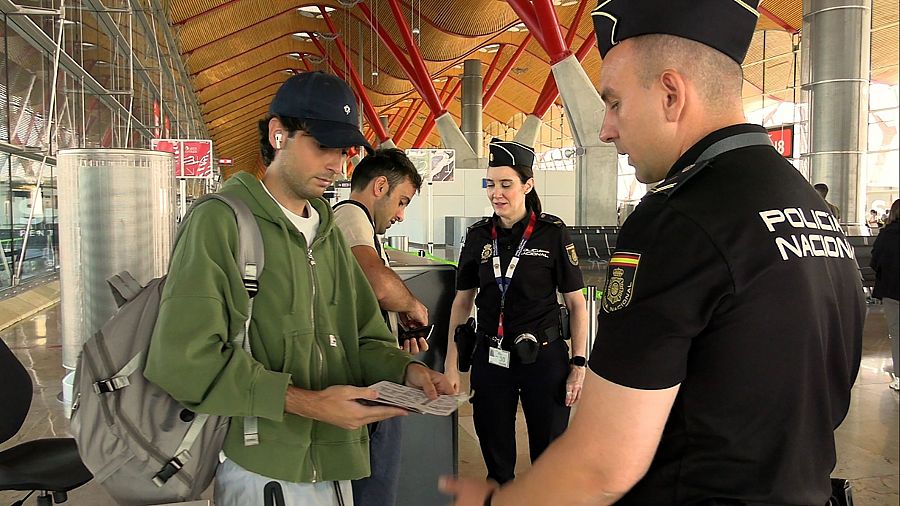 La Policía Nacional ha efectuado este sábado controles aleatorios de documentación en el Aeropuerto Josep Tarradellas Barcelona-El Prat a los viajeros procedentes de vuelos con origen en Italia.