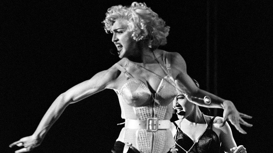 Madonna, durante su actuación en el Estadi Olímpic de Barcelona el 1 de agosto de 1990, con el icónico corsé rosa satinado de Jean Paul Gaultier, una de las piezas más reconocibles de su gira Blond Ambition Tour.