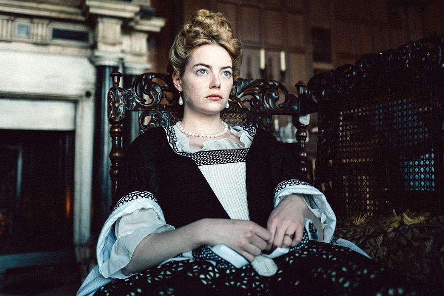 Emma Stone como Abigail Masham en La favorita (2018), dirigida por Yorgos Lanthimos. El vestuario, diseñado por Sandy Powell, recupera las siluetas estructuradas del siglo XVIII mediante corsés, tejidos rígidos y volúmenes exagerados.