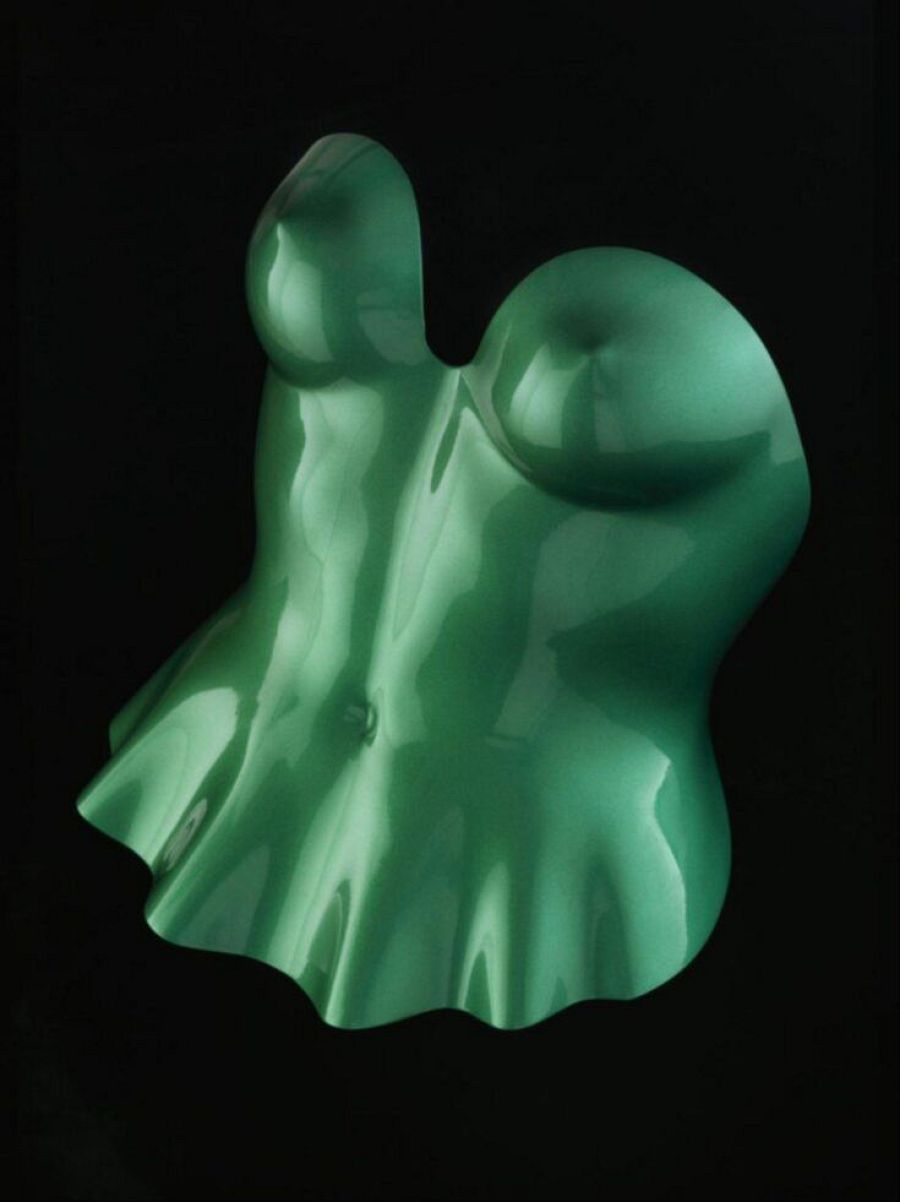 «Plastic Body», bustier (variación del corsé), diseñado por Issey Miyake en 1980 y expuesto en el Victoria and Albert Museum. Realizado en fibra de vidrio y resina de poliéster.
