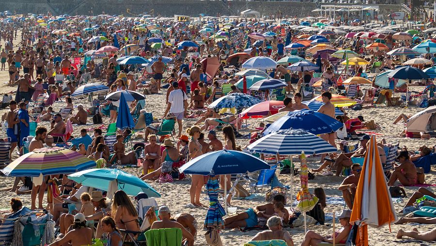 Masificación en la playa de Silgar, en Sanxenxo