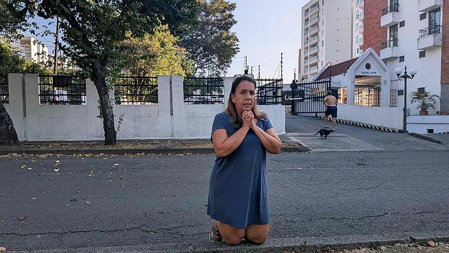 Una mujer reza en la calle tras un terremoto en Cali, Colombia, el 10 de agosto de 2026