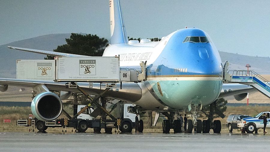 Vista lateral del Air Force One en pista, con camiones de catering TURKISH DO&CO y escalera de embarque. 
