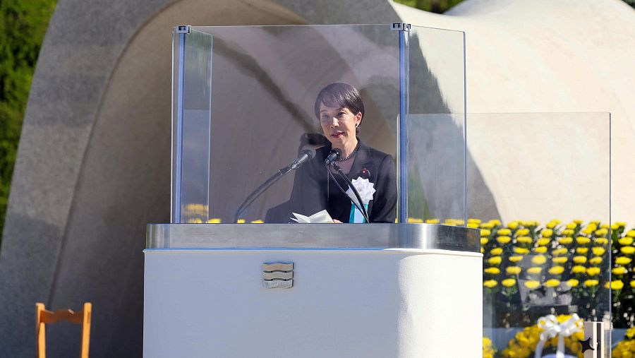 La primera ministra japonesa, Sanae Takaichi, pronuncia un discurso durante la ceremonia conmemorativa de la paz por el 81.º aniversario del bombardeo atómico de Hiroshima