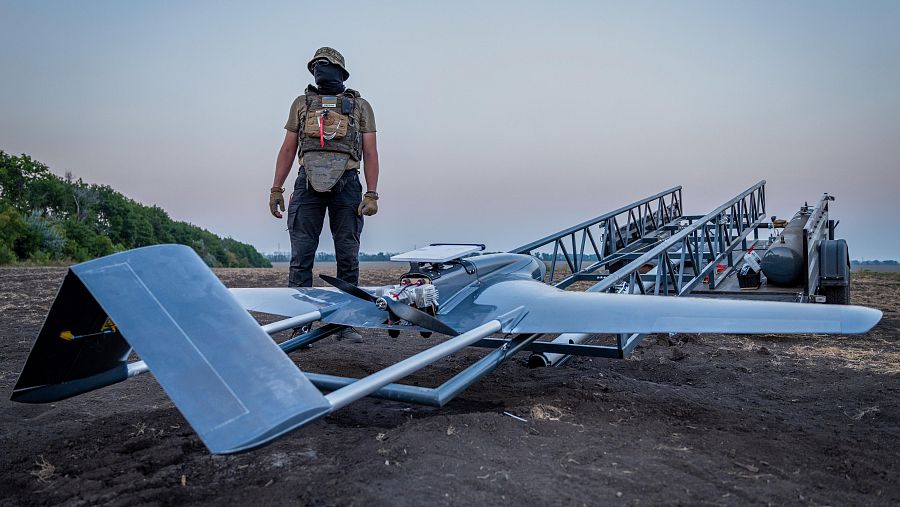 Un militar ucraniano prepara un dron de ataque 