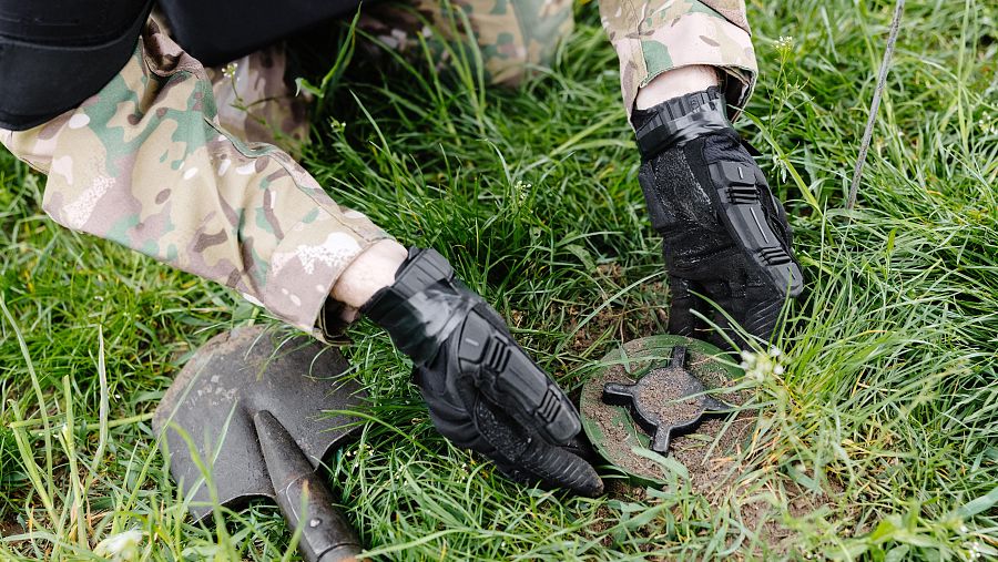 Un soldado ucraniano retira una mina antipersona