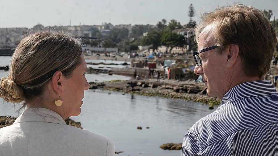 La vicesecretaria de Coordinación Sectorial y responsable de Política Migratoria del PP, Alma Ezcurra, observa la playa del Trampolín durante su visita a Ceuta.
