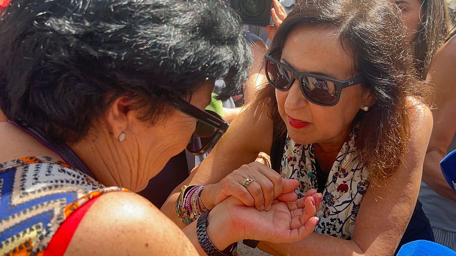 La ministra de Defensa, Margarita Robles, consuela a Pepi, una vecina de Ceuta, tras su reunión con el presidente de la Ciudad Autónoma de Ceuta.