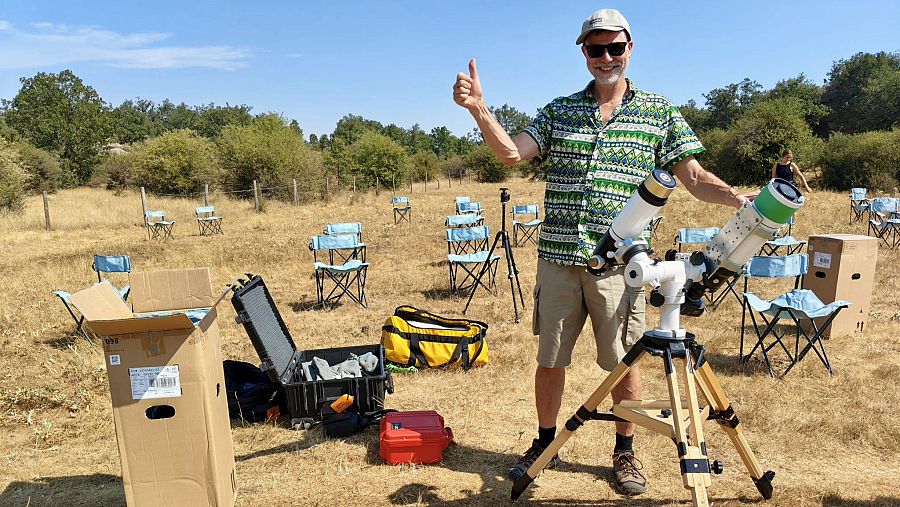 Michael, un astrónomo danés, ha viajado con un grupo de 140 personas para disfrutar del eclipse en Soria