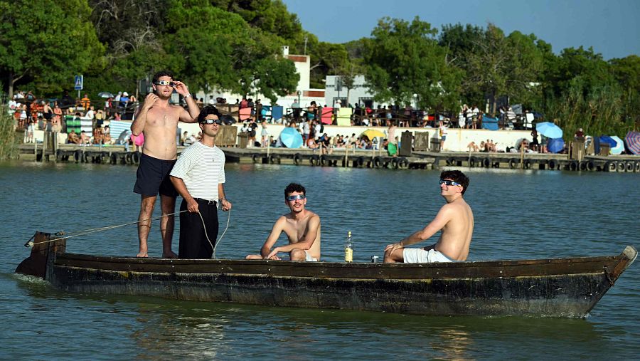 Personas a bordo de un barco en La Albufera, Valencia