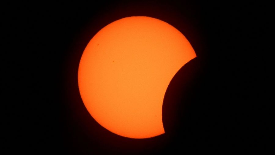 El histórico eclipse se deja ver desde la playa de La Zurriola, en San Sebastián
