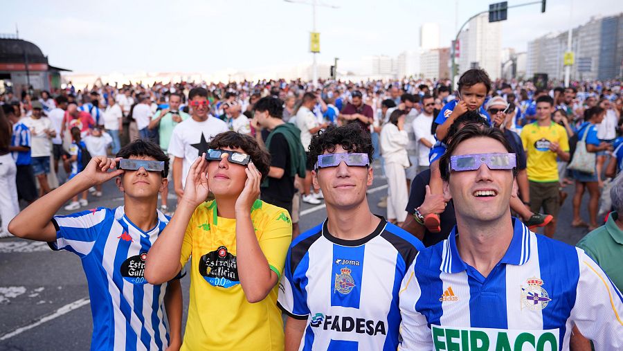 Aficionados del Deportivo de la Coruña observan el eclipse