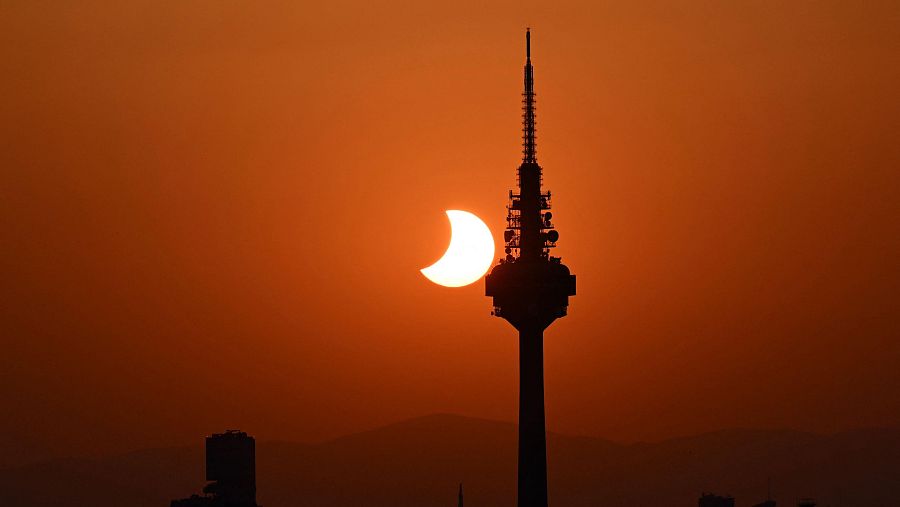La Luna descubre el Sol tras Torrespaña, en los últimos instantes del eclipse solar