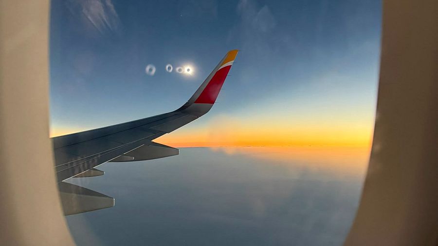 Momento de la totalidad del eclipse solar 2026 desde el vuelo IB1473