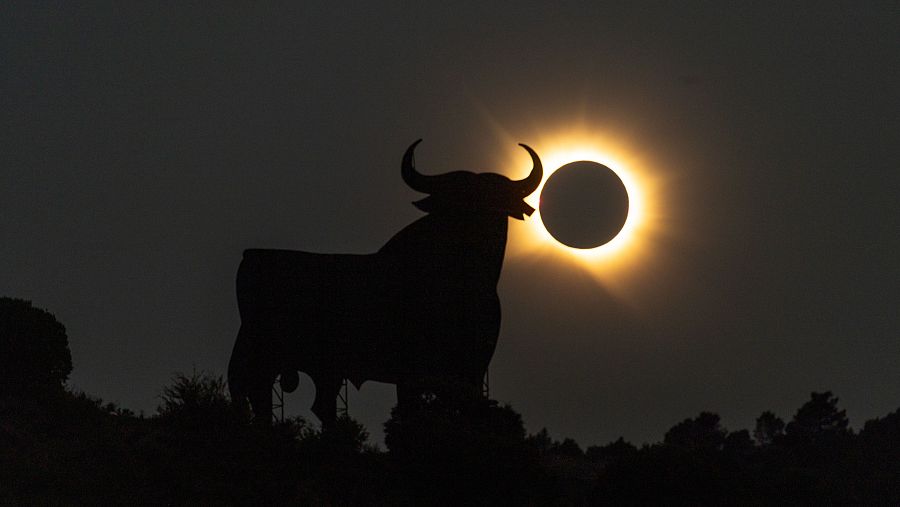 El toro de Osborne de Calatayud durante el eclipse solar total de 2026