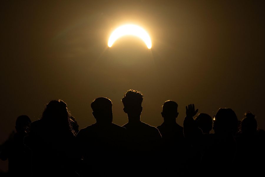 Varias personas observan el eclipse solar parcial desde la cima del monte Great Feldberg, al noroeste de Frankfurt, Alemania