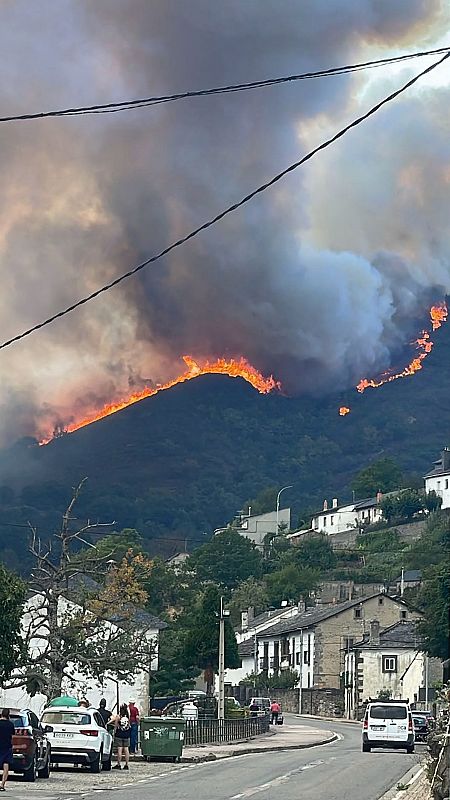 Incendio en Caboalles de Abajo, León, en el límite con Asturias.