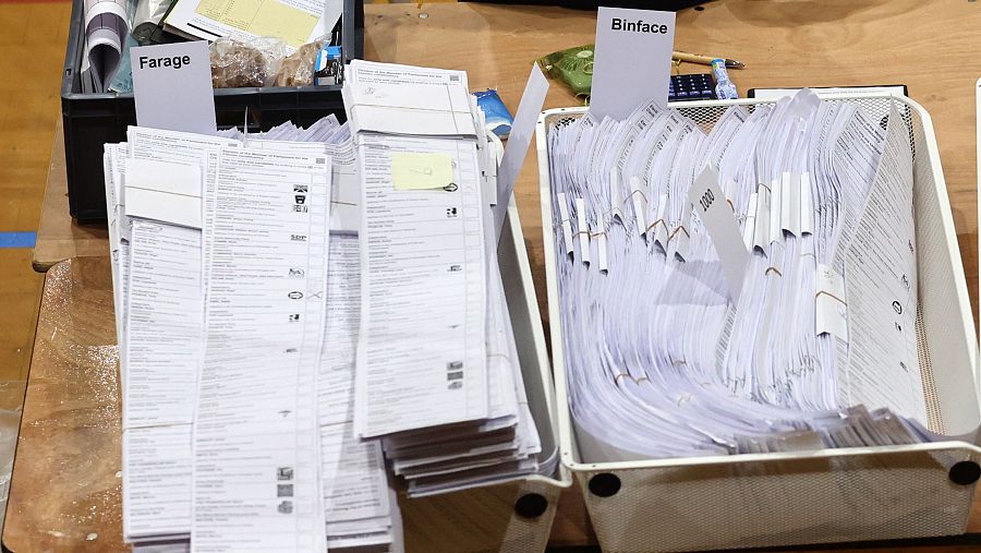 Papeletas de la votación entre  fNigel Farage y Count BinFace en la lección parcial de Clacton en Clacton-on-Sea, Reino Unido
