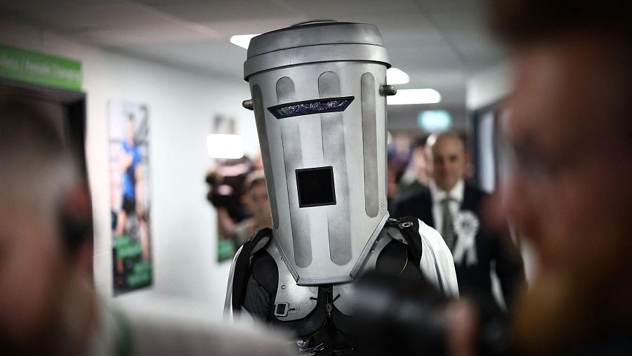 Count Binface llega al centro de recuento de votos para conocer el resultado de la elección parcial del escaño parlamentario de Clacton, en el este de Inglaterra
