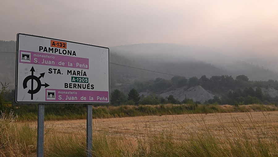 Humareda provocada por el incendio forestal en las inmediaciones del Monasterio de San Juan de la Peña