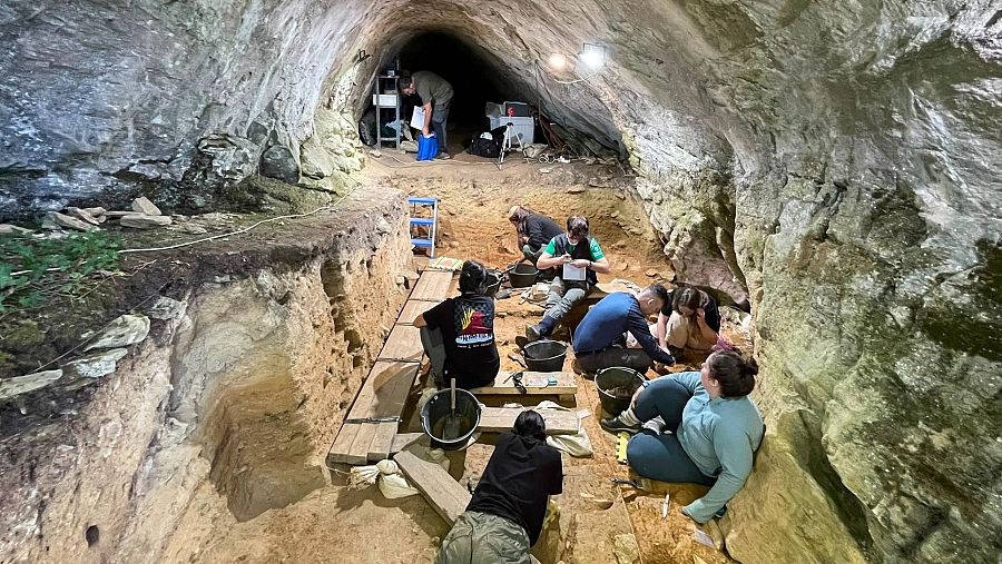 Equipo de investigación trraballando en Cova Eiurós