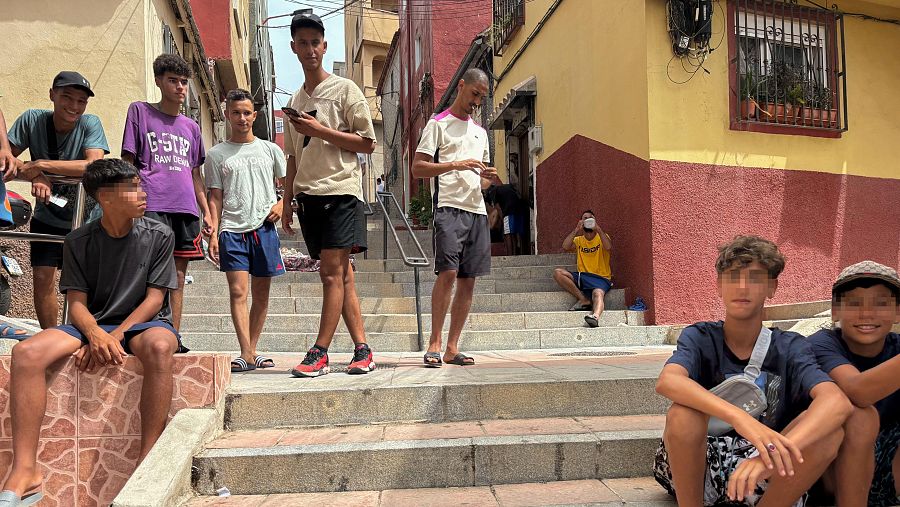 En la imagen, algunos jóvenes migrantes en el barrio de Habú, en la periferia de Ceuta.