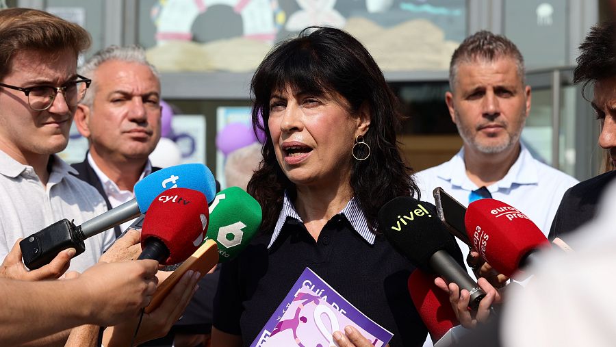 La ministra de Igualdad, Ana Redondo, atiende a los medios de comunicación en Cabezón de Pisuerga (Valladolid).