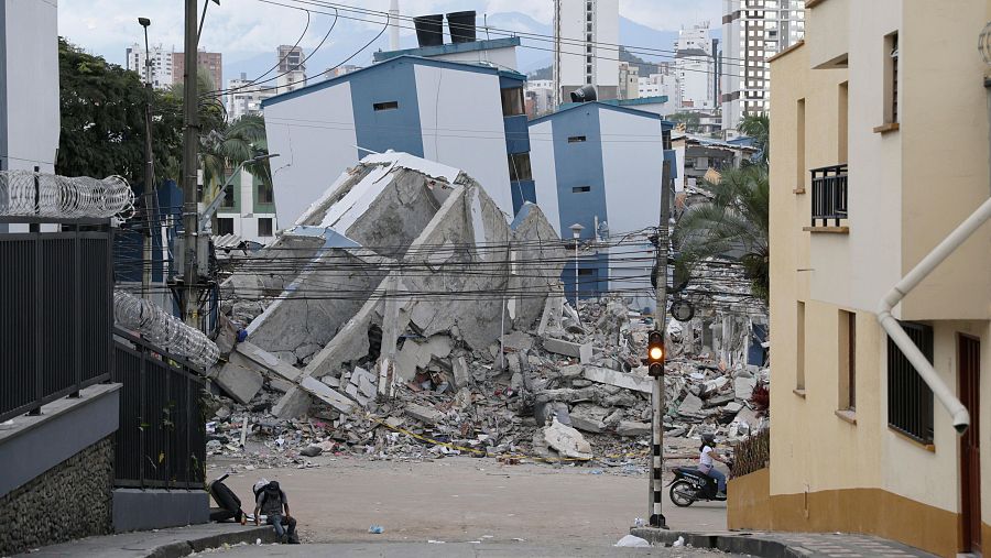 Fotografía que muestra edificaciones afectadas por el terremoto de magnitud 7,4, este viernes en Pereira (Colombia).
