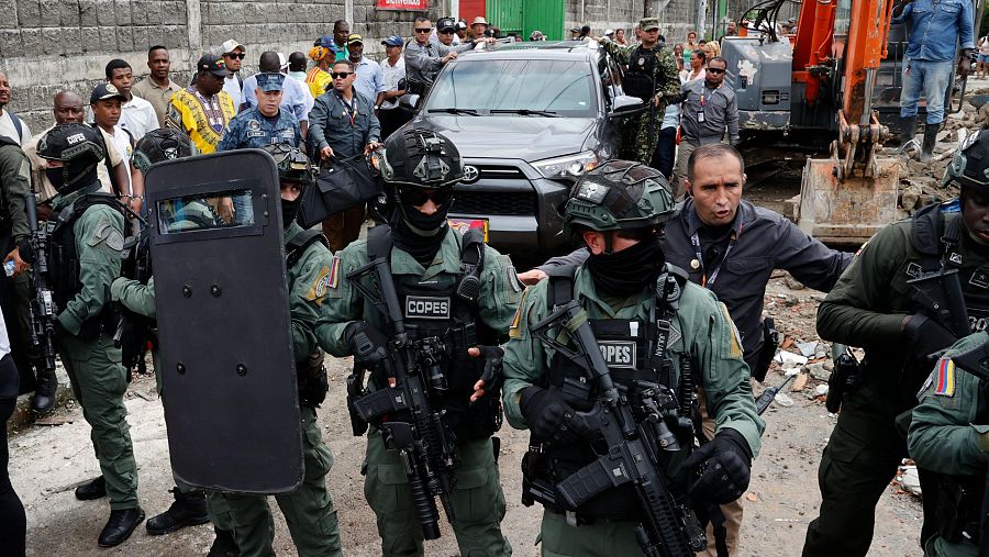 Integrantes el Comando de Operaciones Especiales custodian al presidente de Colombia, Abelardo de la Espriella (c), durante su visita a una zona devastada por el terremoto de magnitud 7,4, este viernes en Quibdó (Colombia).