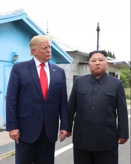 Foto publicada el sábado por Donald Trump junto a Kim Jong-un, tomada en 2019