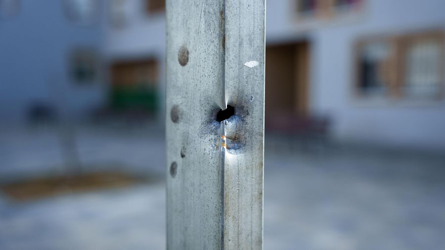 Imágenes del lugar del tiroteo de ayer donde han fallecido tres personas en Isla Cristina, Huelva.